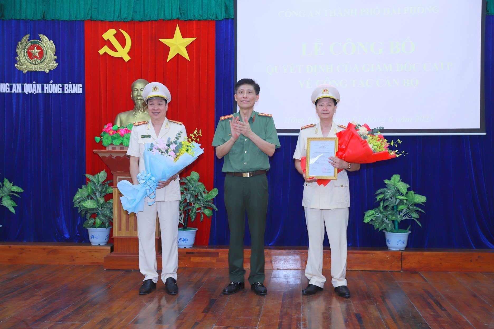 Tổ chức lễ thăng cấp bậc hàm, nâng bậc lương  và quyết định về công tác cán bộ quận Ngô Quyền và Hồng Bàng